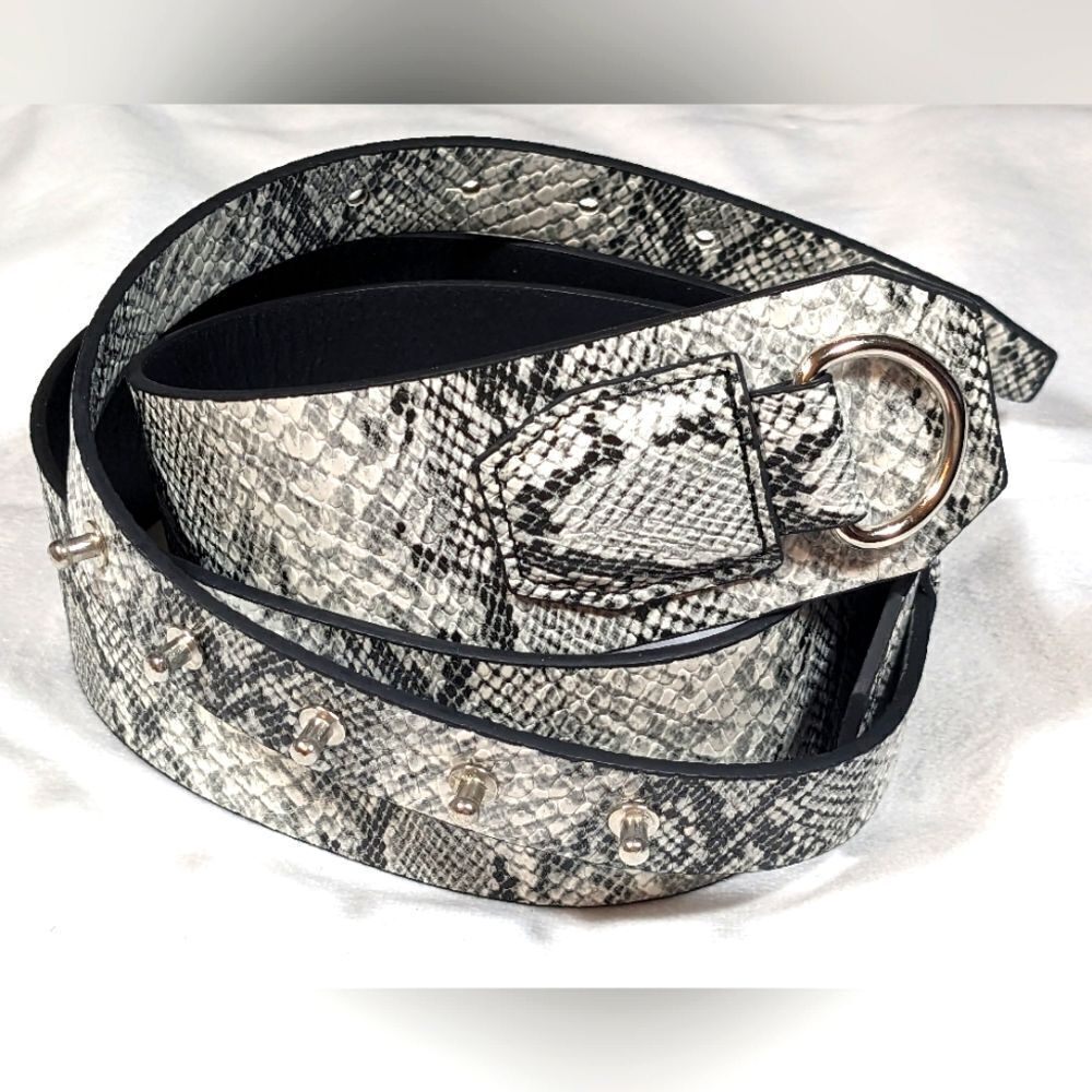 Faux Reptile Skin Black and Grey Buckled Fashion Belt Size 18/20